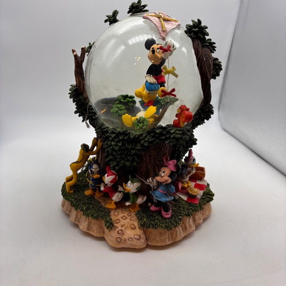 Disney Mickey Mouse and Friends Musical Water Snow Globe Let's Go Fly a Kite - Picture 10 of 16